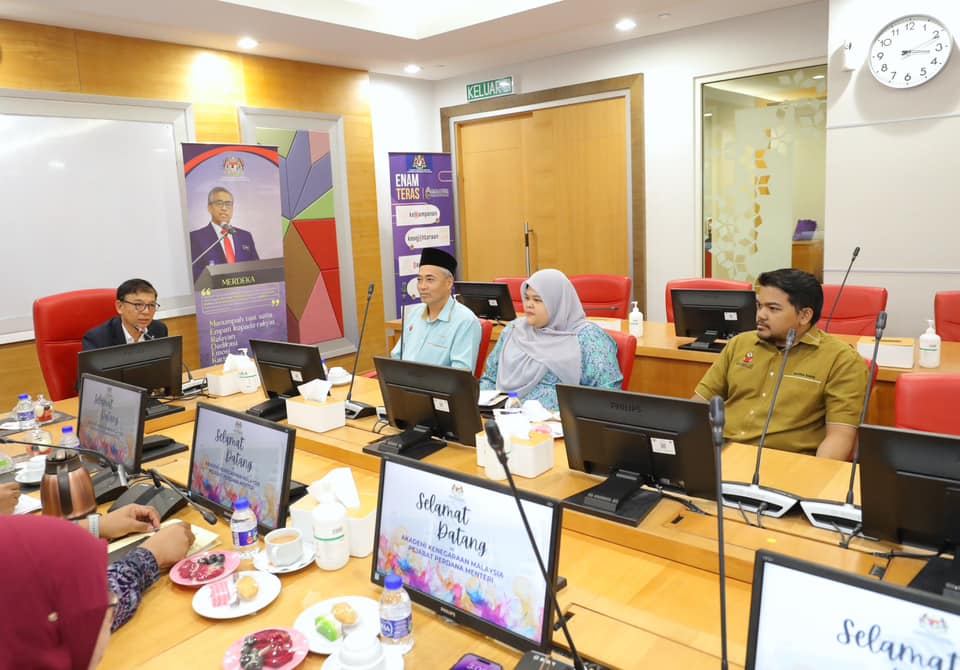 KUNJUNGAN HORMAT DARIPADA YAYASAN NEGERI SEMBILAN