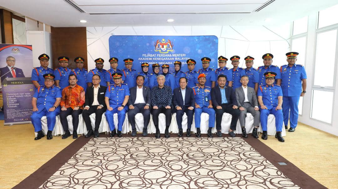 Sesi Pemakaian Pangkat dan Penyampaian Watikah Pegawai Bersekutu APM Bagi Pegawai Pengurusan Tertinggi Akademi Kenegaraan Malaysia (AKM) telah berlangsung pada 28 Oktober 2024 bertempat di Dewan Damar Sari, Blok F8, Putrajaya
